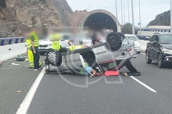 Vuelco en la autovía del norte, a la altura del Puente de Silva/TA.